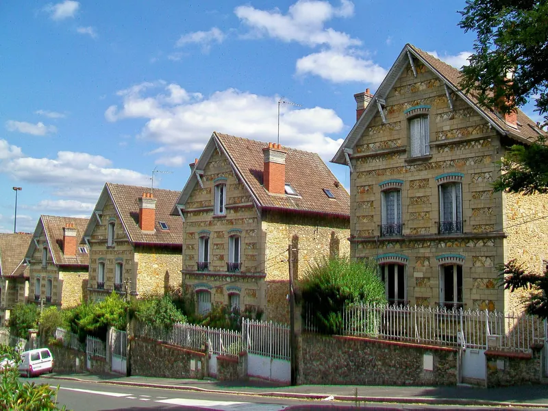 Rangée de maisons en meulière à pignons, dans un lotissement du début du XXe siècle, avenue d'Épineuil à Pontoise