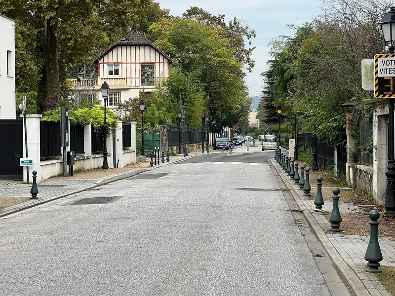 Maison à pans de bois au bout d'une rue arborée de Saint-Gratien