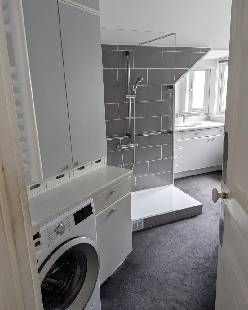 Après&nbsp;: la&nbsp;même salle de&nbsp;bain, avec la&nbsp;douche à&nbsp;paroi vitrée à&nbsp;la&nbsp;place de&nbsp;la&nbsp;baignoire