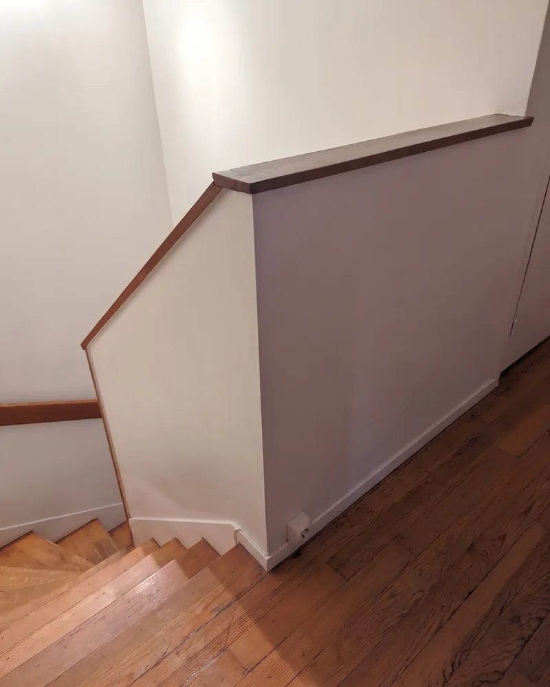 Avant&nbsp;: la&nbsp;descente de&nbsp;l'escalier vue depuis le&nbsp;palier de&nbsp;l'étage