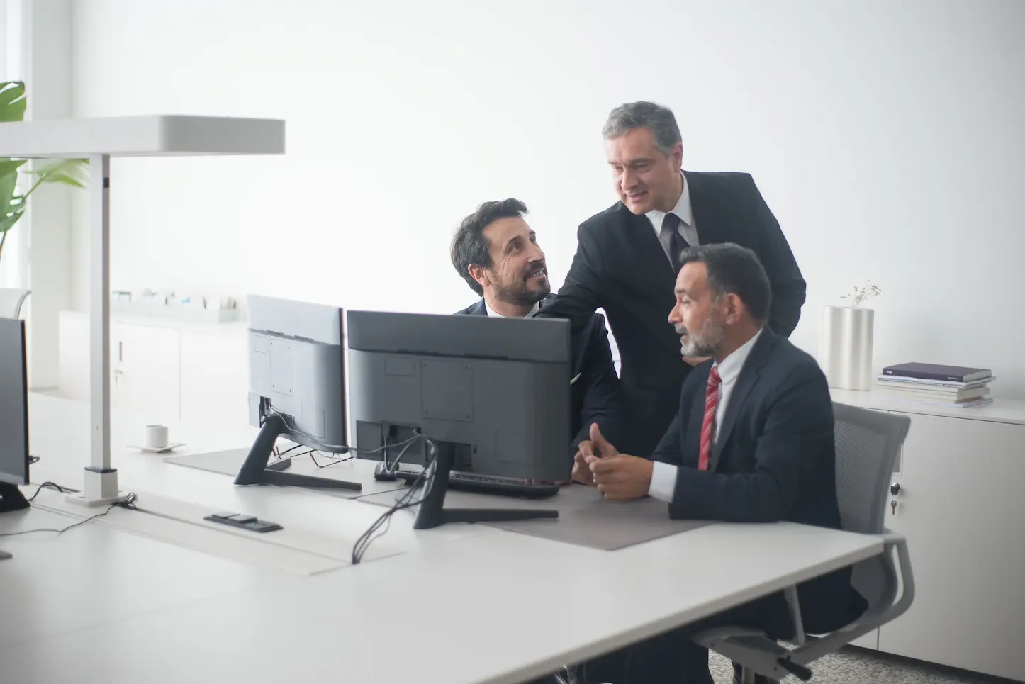 Trois associés dans un bureau