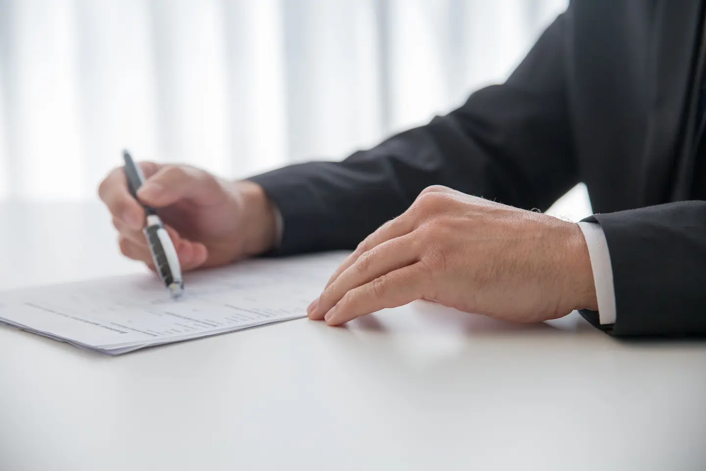 Homme d'affaires signant des documents importants à son bureau