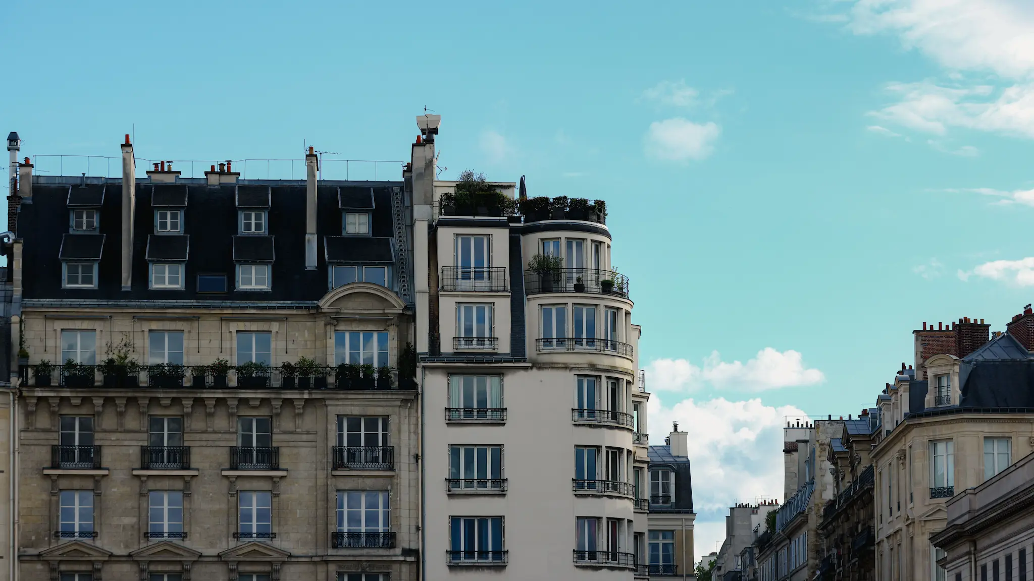 Bâtiments parisiens élégants à l'architecture classique sous un ciel bleu