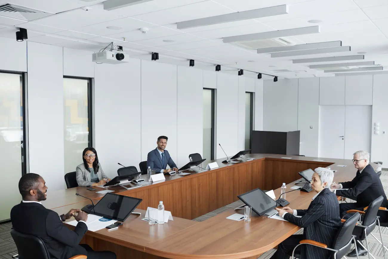 Un groupe de professionnels participant à une réunion d'affaires dans une salle de conférence moderne