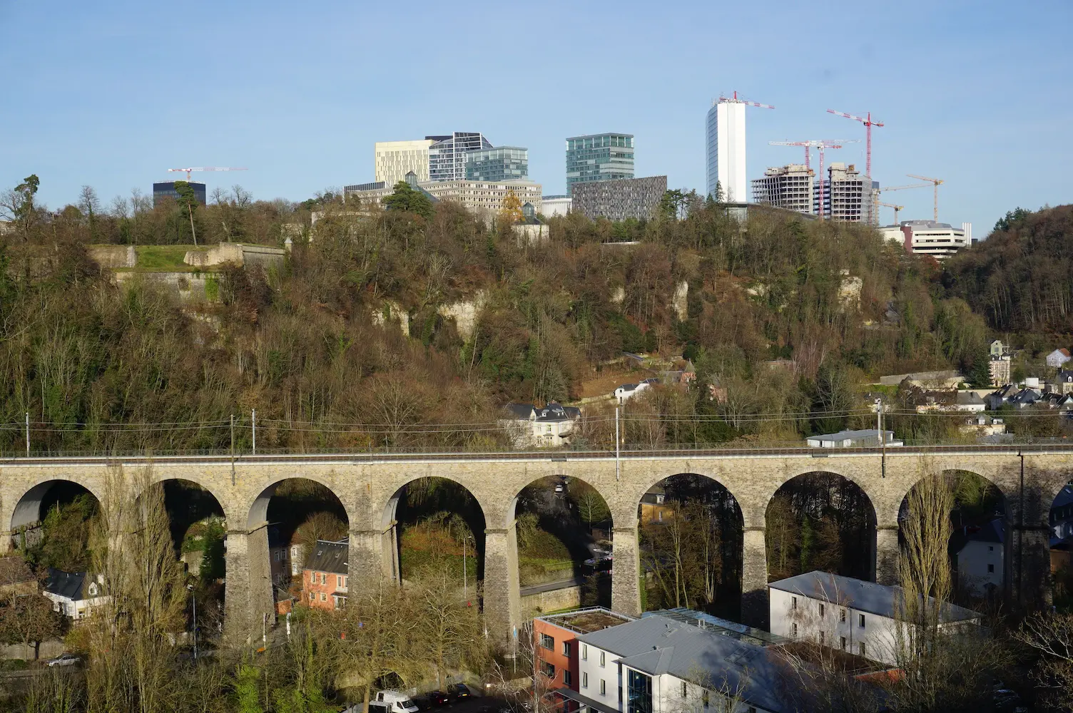 Vue pittoresque de la ville de Luxembourg avec un pont historique et une skyline moderne