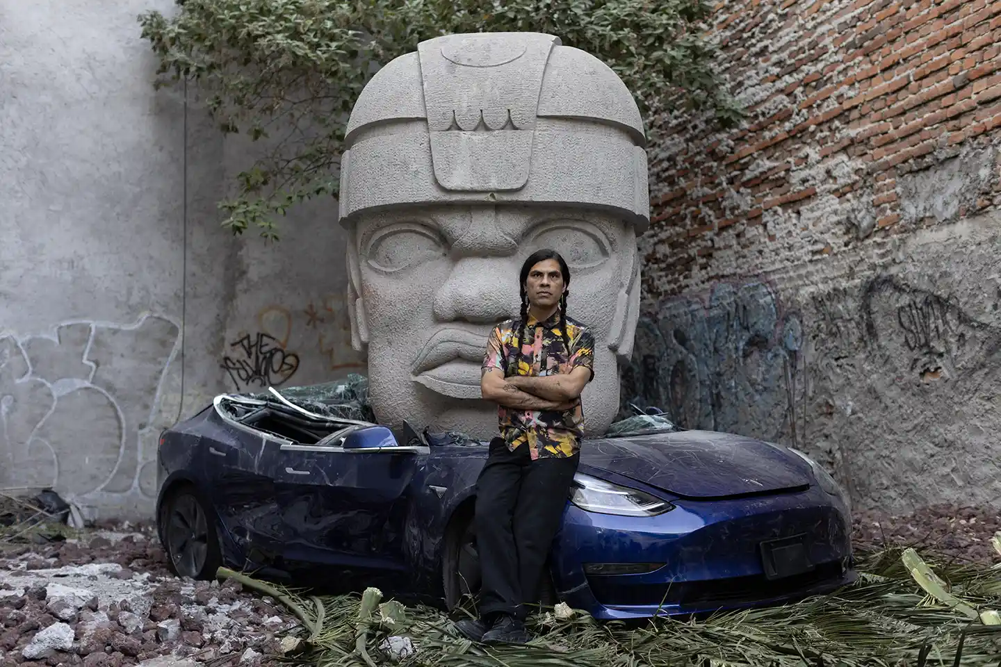 Through his viral work, Chavis Mármol questions conventions and confronts ancestral culture with contemporary technology. This piece, part of the "Neo-tameme" series, calls for reflection on our nation's roots and the modern world's impact on our identity.