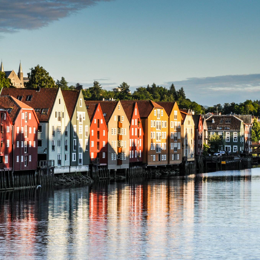 een foto van de Nidelva in Trondheim, Noorwegen