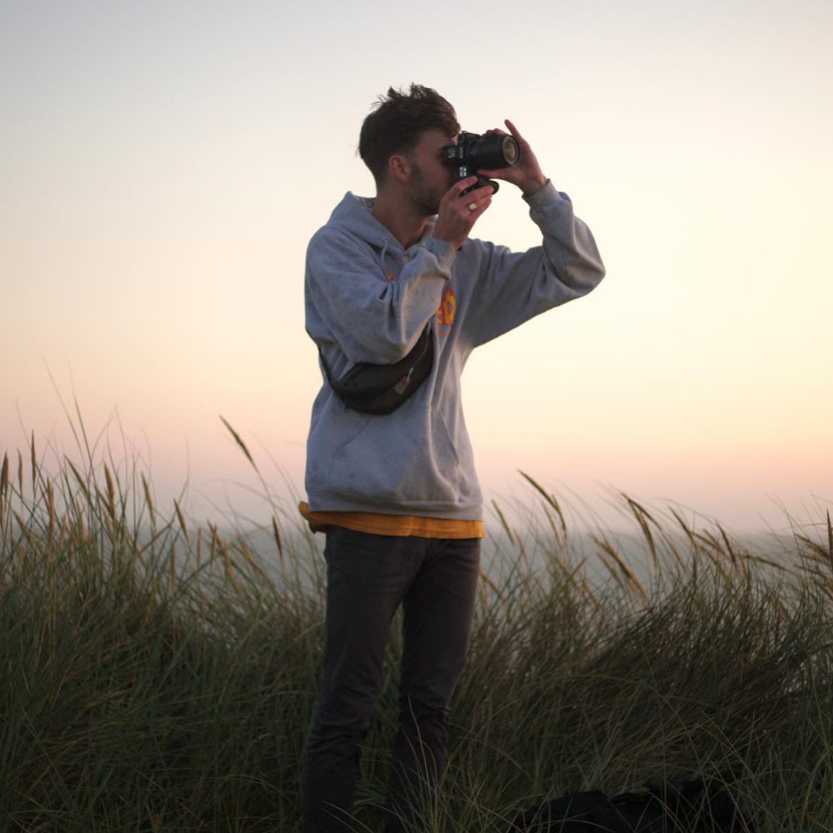Een foto van Jeff die een foto maakt van de zonsondergang in de duinen