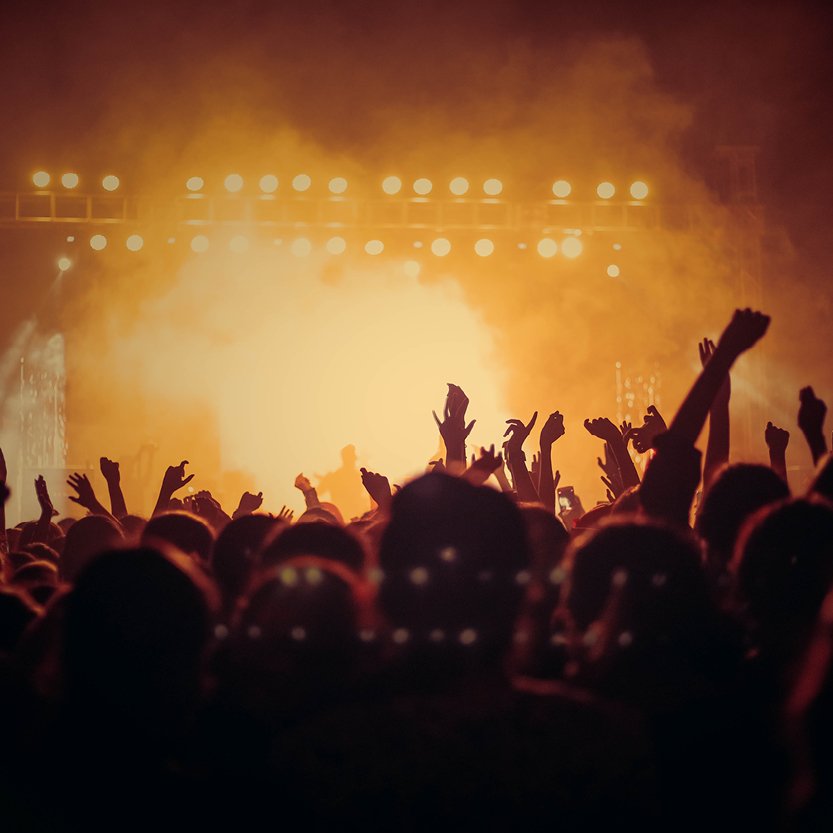 Een foto van een podium op een festival