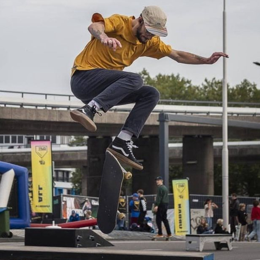 Een foto van Jeff die met een skateboard over een picknicktafel springt