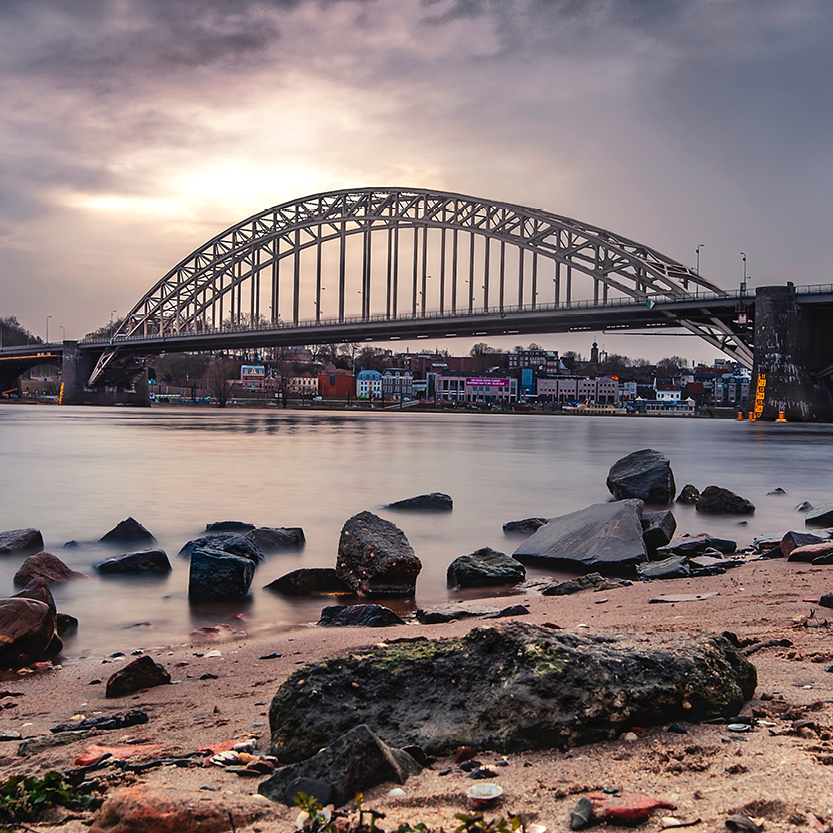 Een foto van de waalbrug in nijmegen