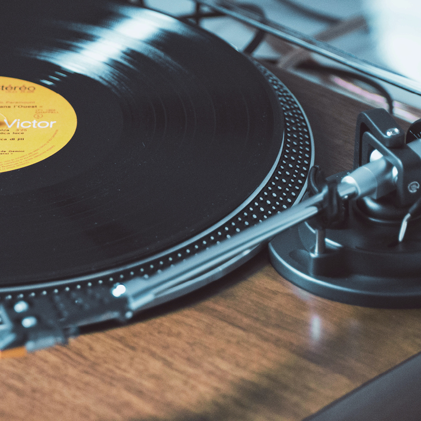 Een foto van een platenspeler