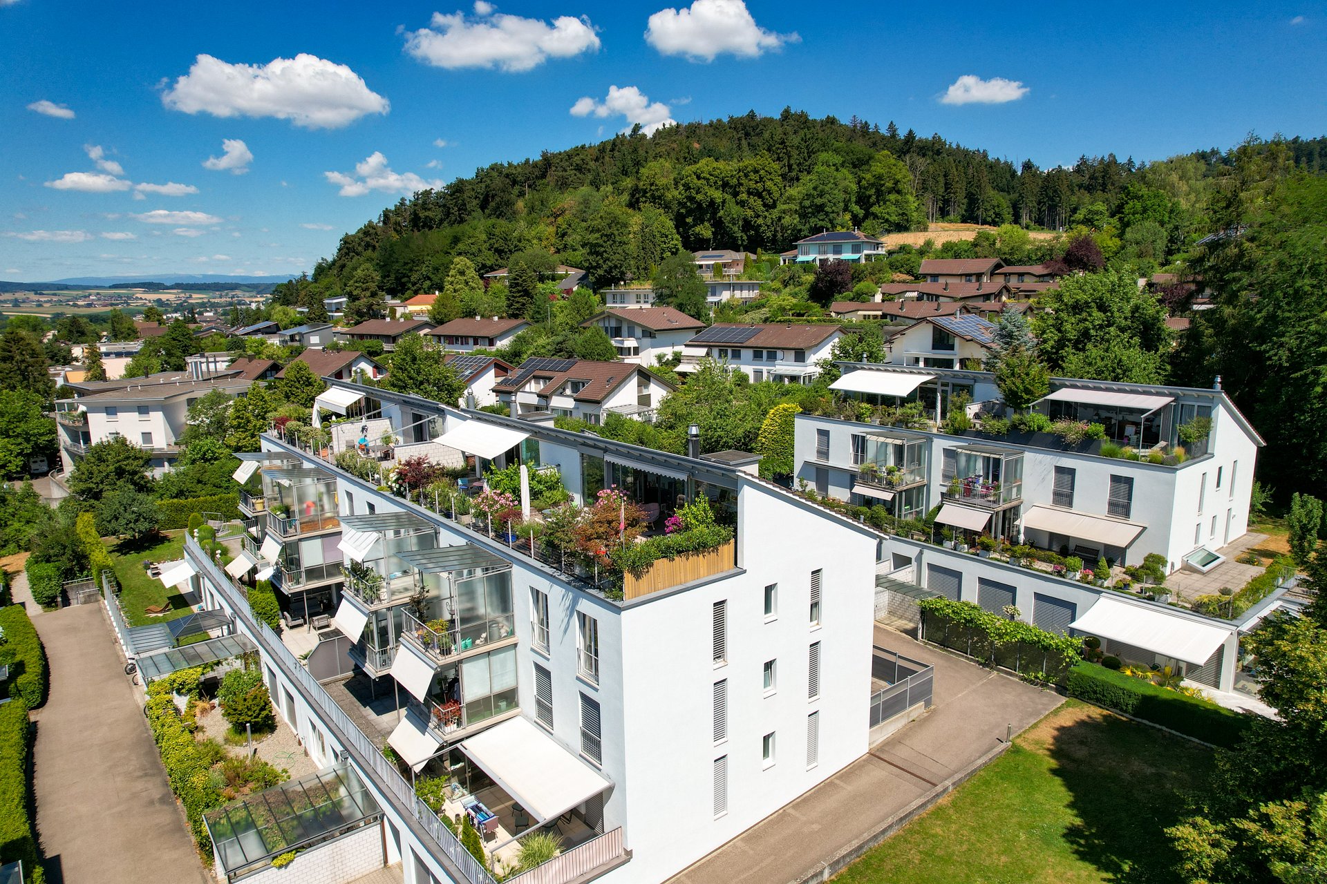 Luftaufnahme der Überbauung – Attika-Duplexwohnung in Ittigen