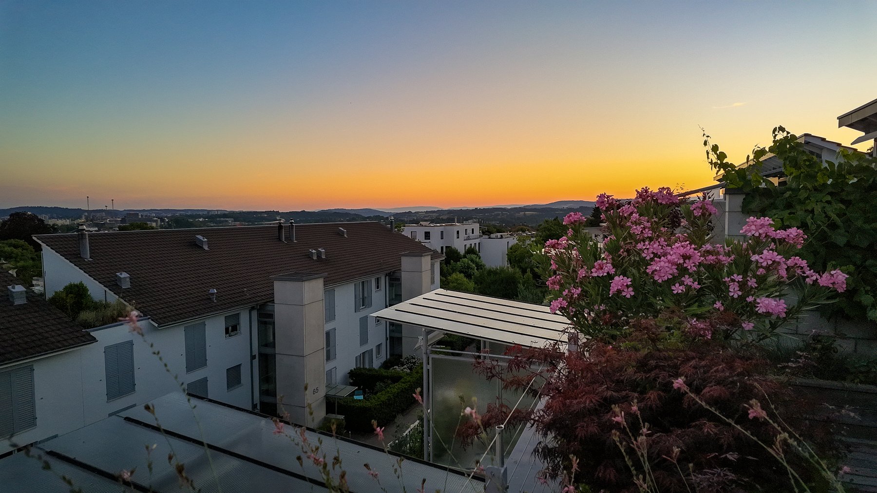Dachterrasse im Abendrot – Blick über Bern, Ittigen