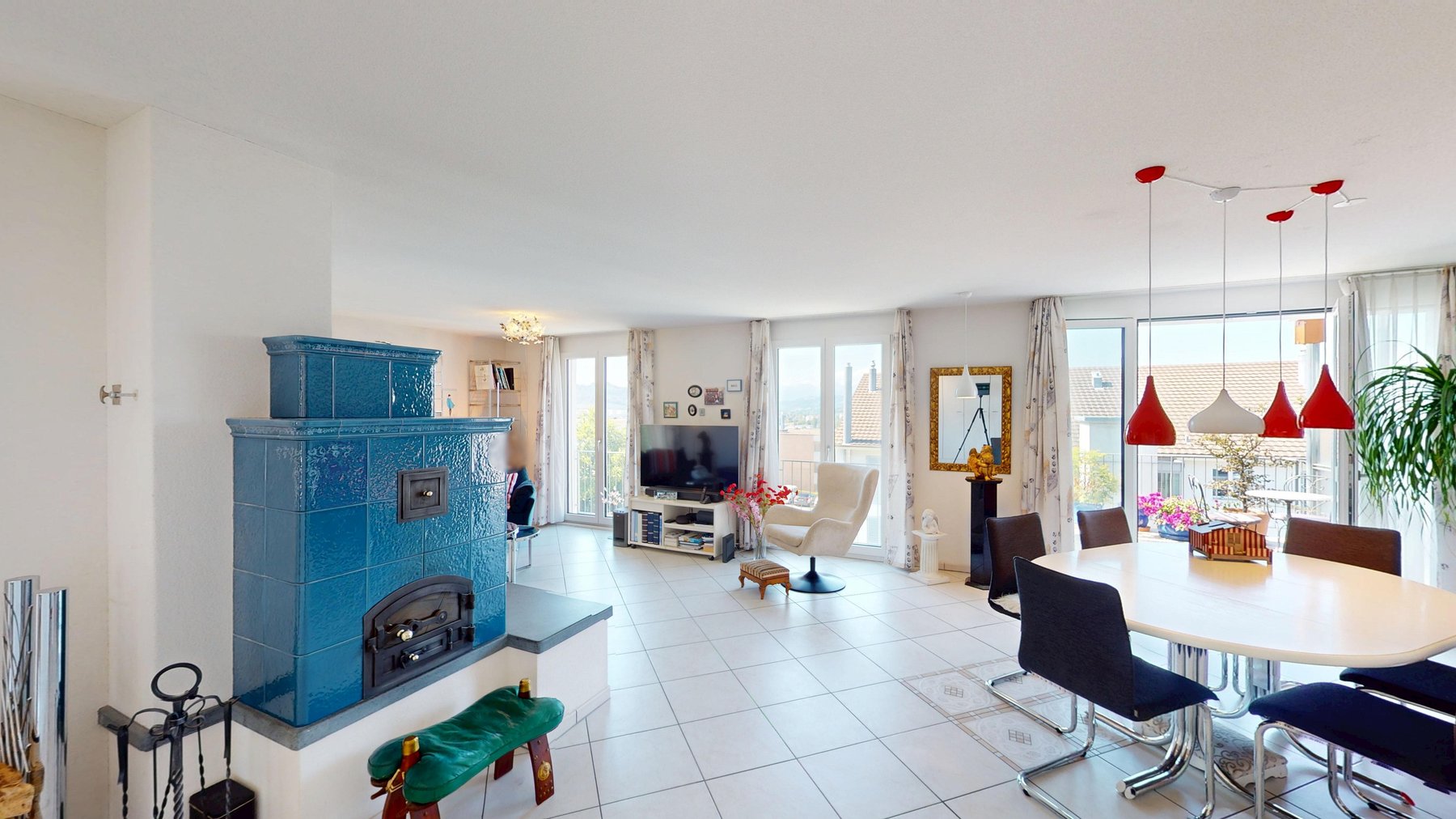 Wohnraum mit Kachel-/Speicherofen und Essbereich – Attika-Duplex Ittigen