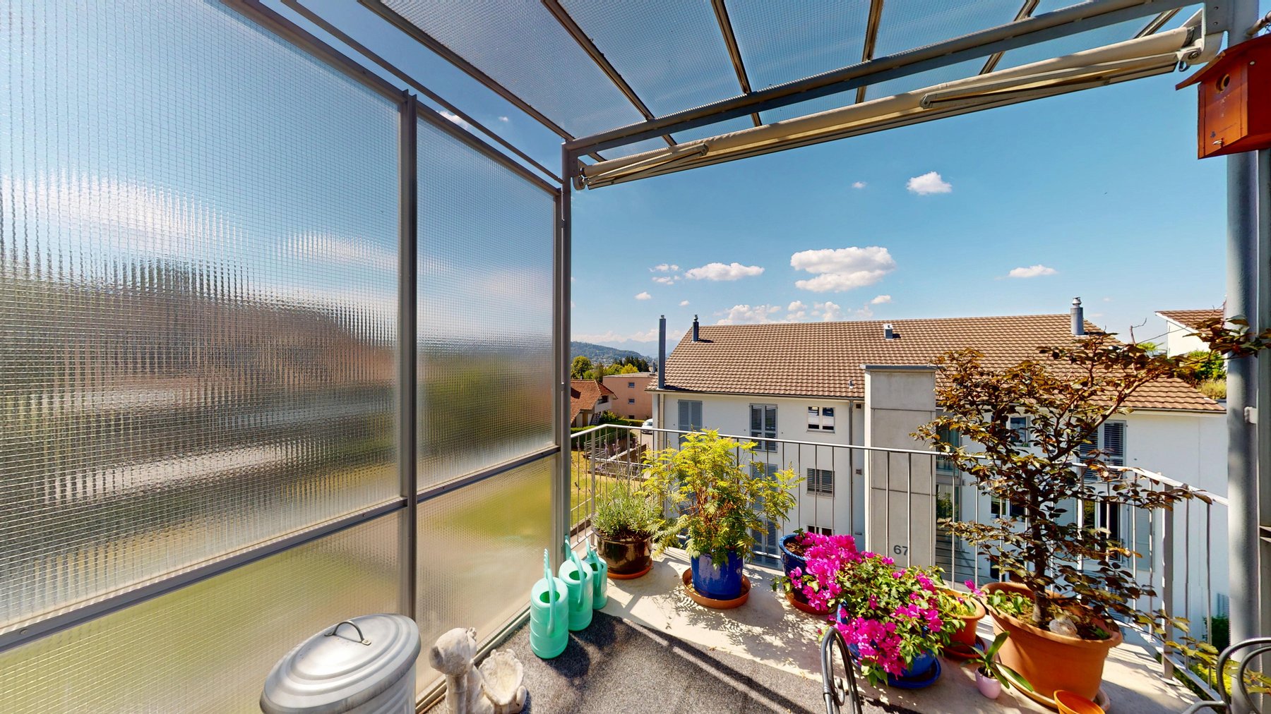 Balkon mit Milchglas und Aussicht – Attika-Duplexwohnung Ittigen