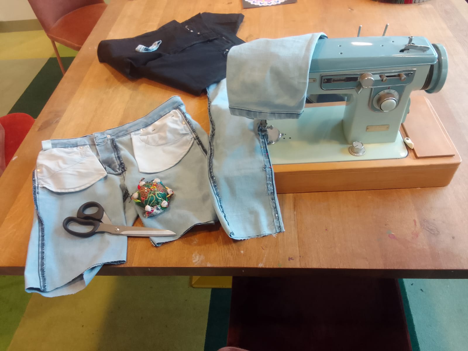 Naaien op de naaimachine bij de dagbesteding