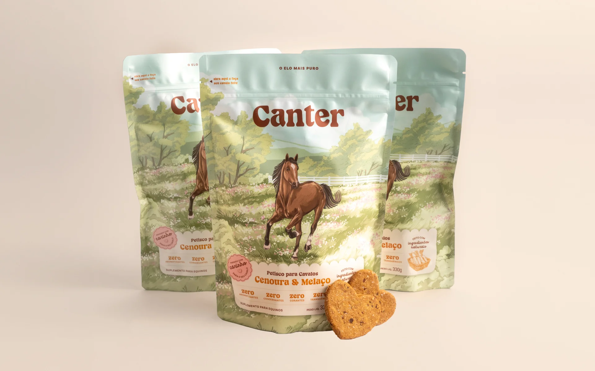 Design de embalagem de biscoito para cavalos da marca Canter, exibindo a ilustração de um cavalo marrom em um prado, sobre um fundo liso de cor clara.