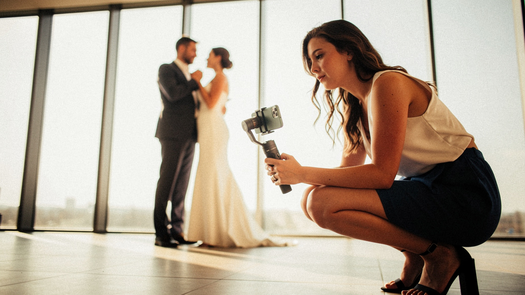 Wedding Content Creator filmt ein Brautpaar mit Smartphone auf Gimbal