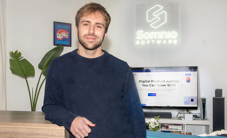 Vendía flores de niño, creó una banda y ahora lidera empresa de software que atrajo a gigantes como Google
