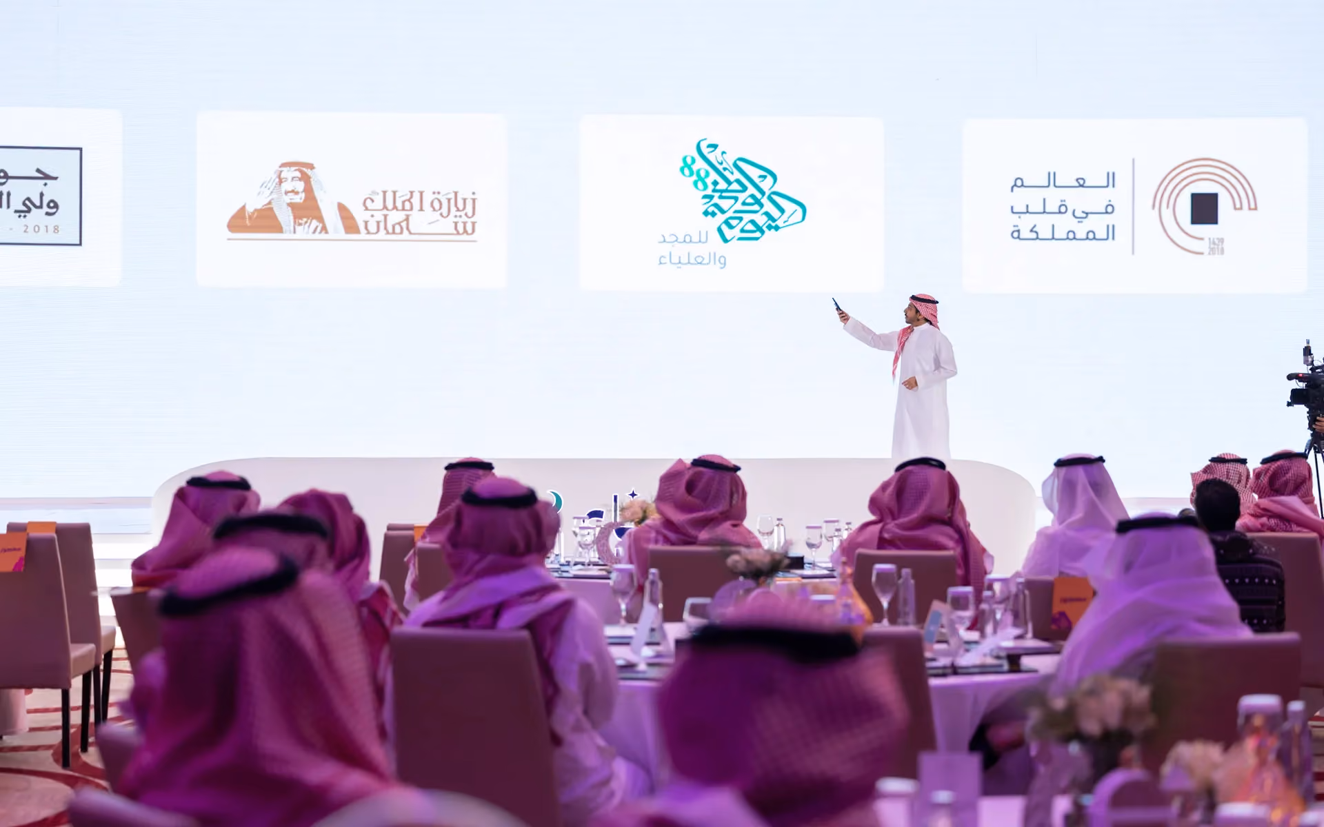 مشروع لقاء التواصل — هوية بصرية لصالح مركز التواصل الحكومي، إدارة عبدالله العطاس