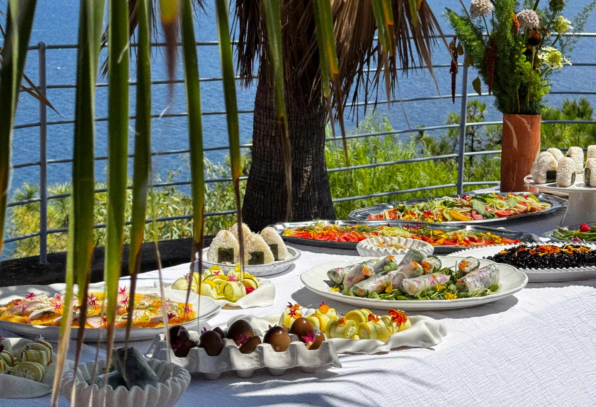 Photo d'un buffet traiteur dans une belle maison Design à Nice.