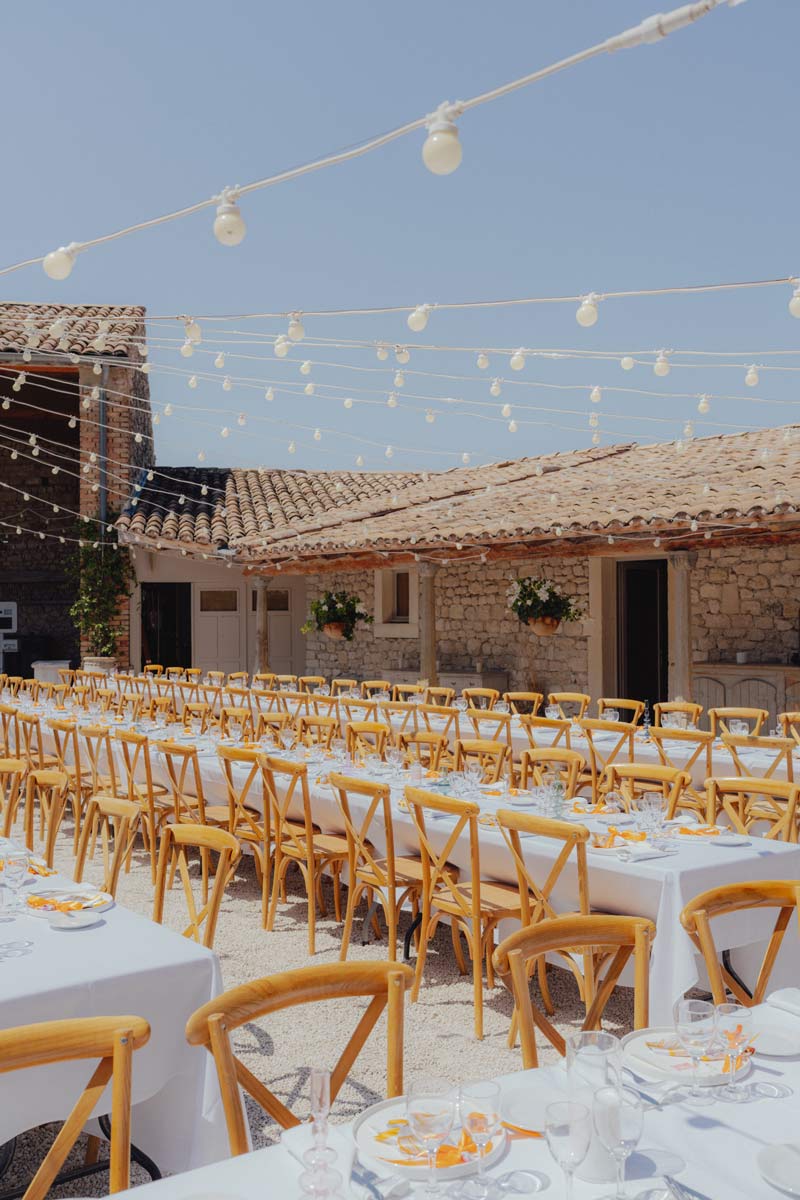 Une photo d'une belle table de mariée pendant un prestation traiteur mariage de La Dame Bleue.