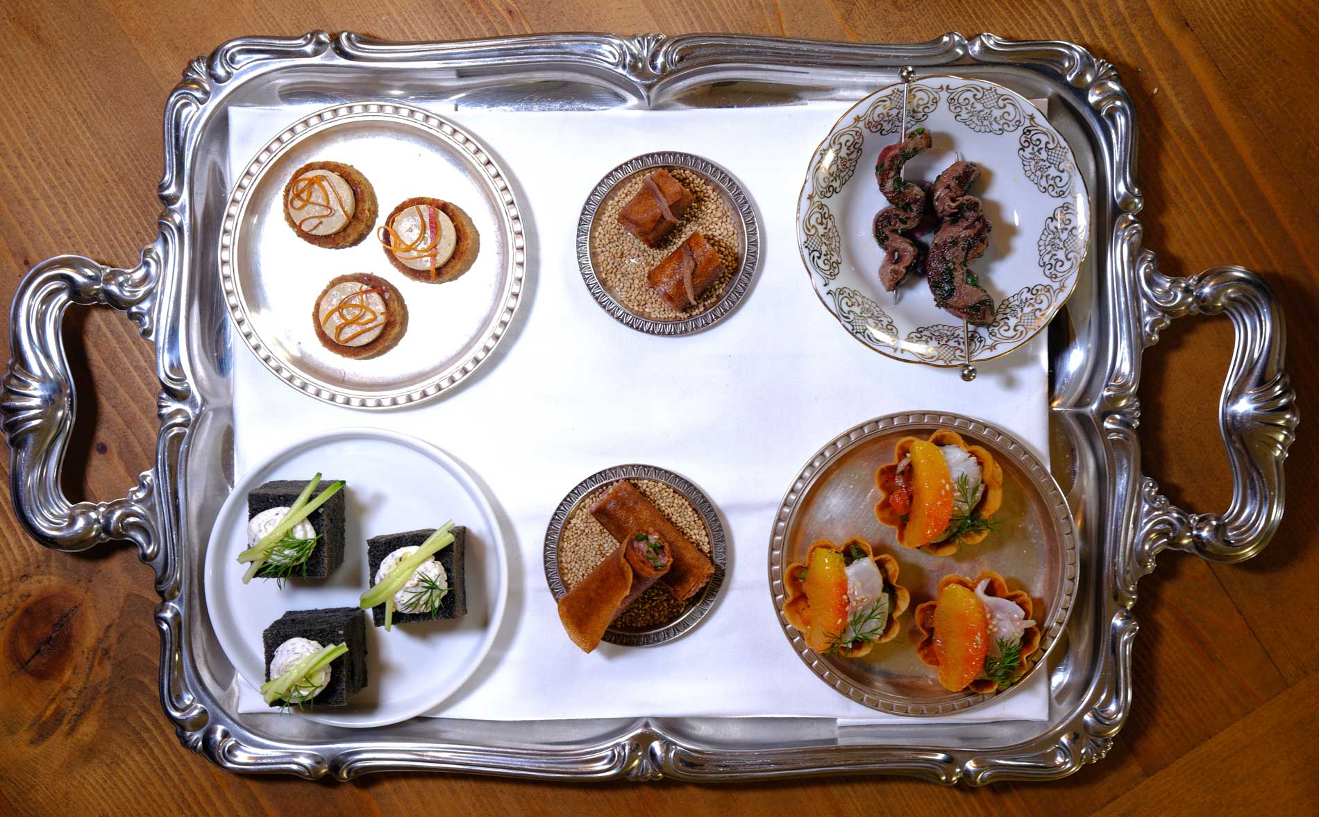 Prestation traiteur haut de gamme avec plateau en argent et mignardises haute-couture.