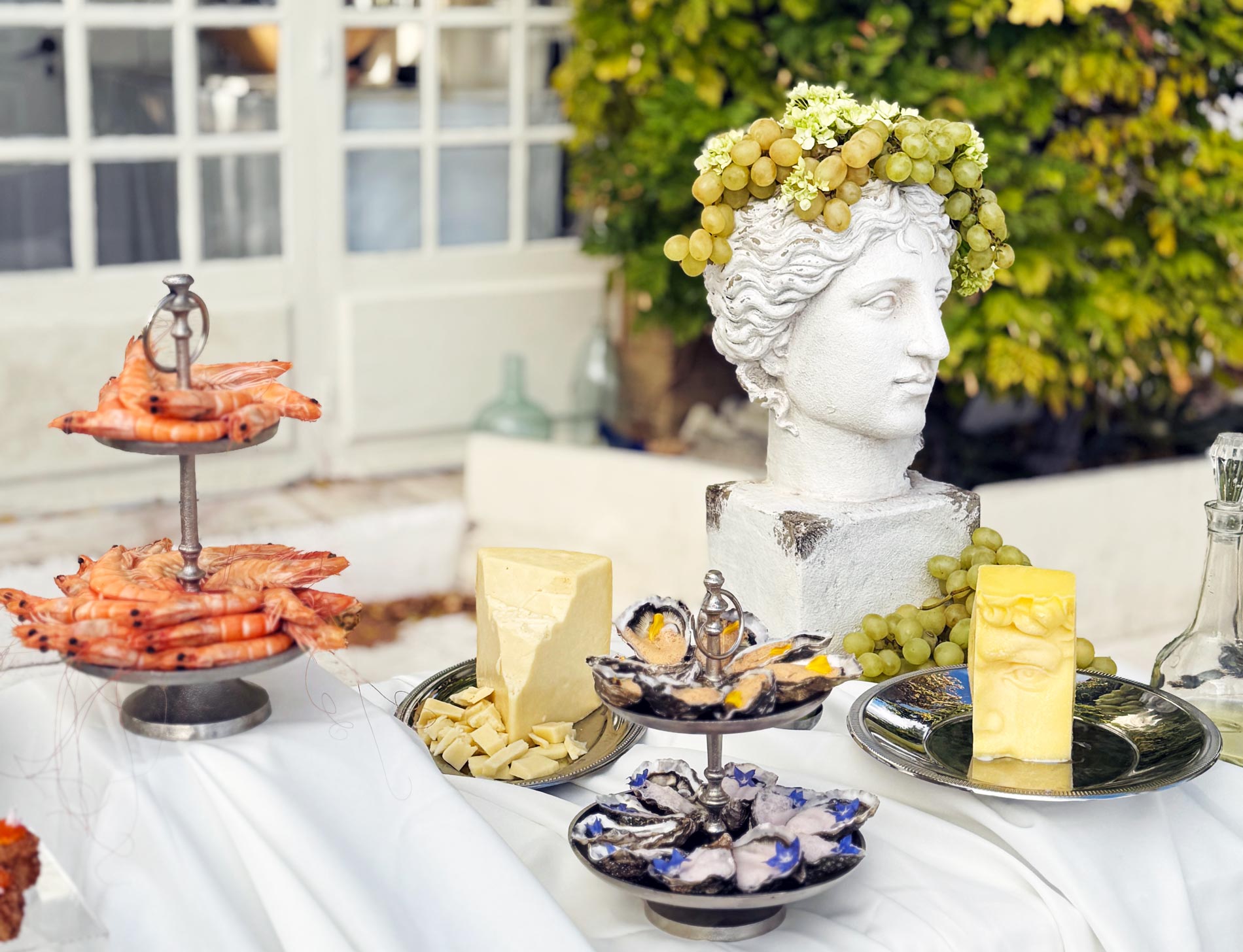 Photo d'un buffet mariage haut de gamme à la thématique grecque avec huitres et beurre blanc.