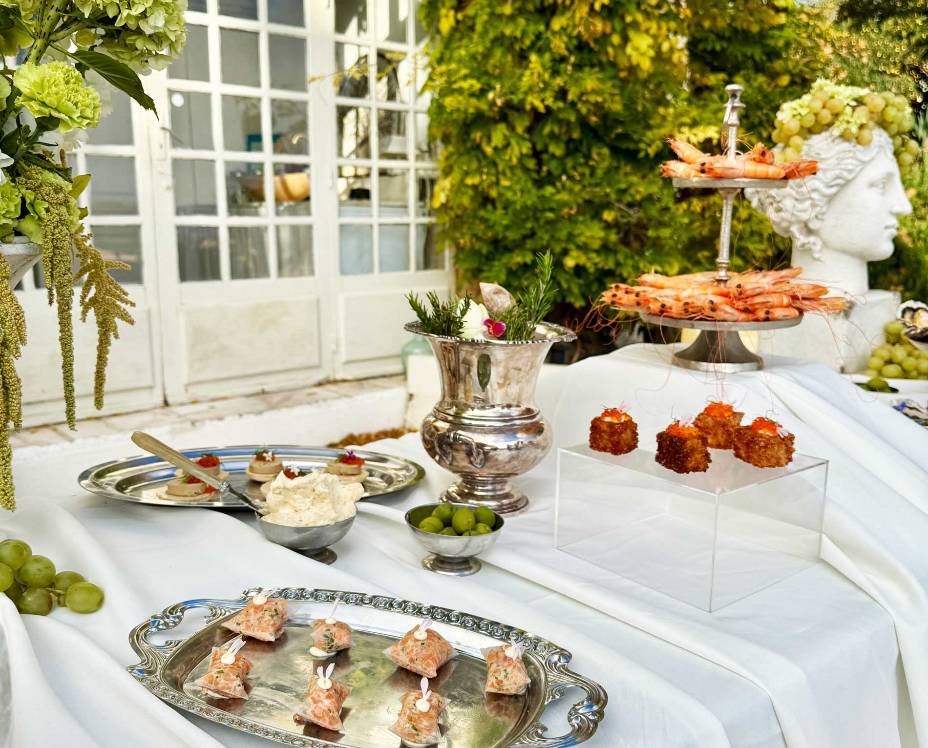 Photo d'un buffet mariage haut de gamme à la thématique grecque.