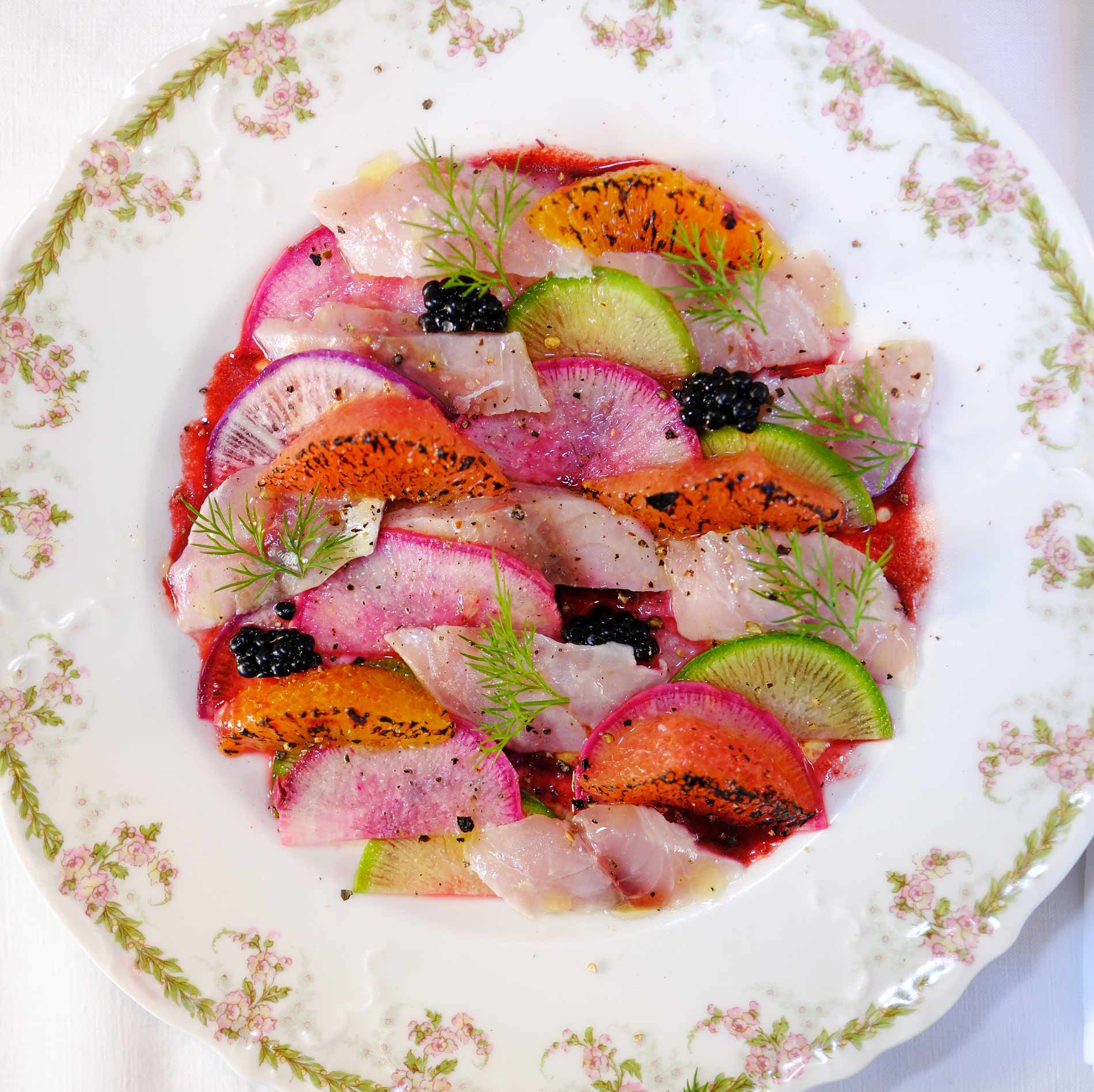 Photo d'un carpaccio de Daurade et pêches rôties.