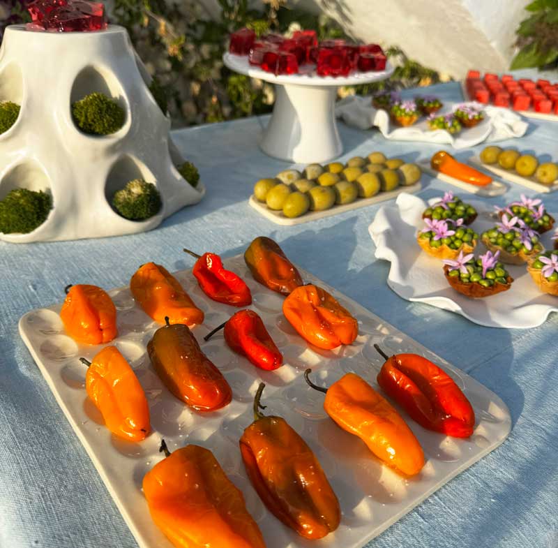Photo d'un buffet traiteur au bunker des calanques à Marseille avec petits poivrons et coucher de soleil.