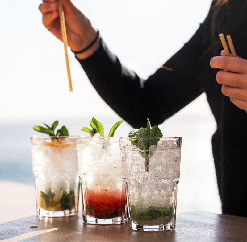 Une photo d'un bar à cocktail La Dame Bleue avec trois cocktails différents, en 2026