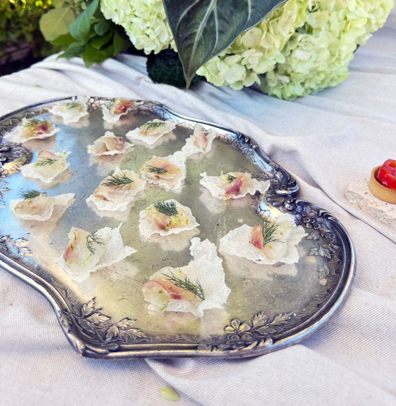 Bouchées délicates dressées sur un plateau argenté pour un buffet de mariage élégant et gourmand