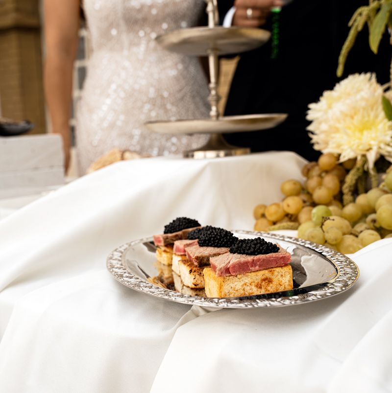 Canapés raffinés au caviar présentés sur un plateau argenté lors d’un buffet de mariage