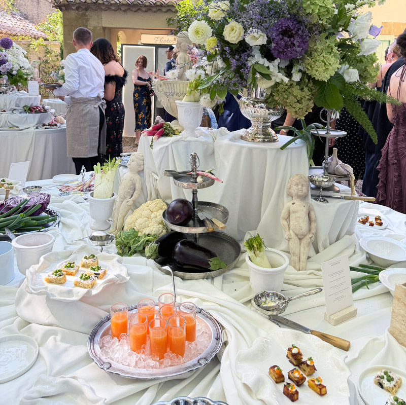Grand buffet de mariage scénographié avec fleurs, légumes frais, bouchées et ateliers culinaires La Dame Bleue