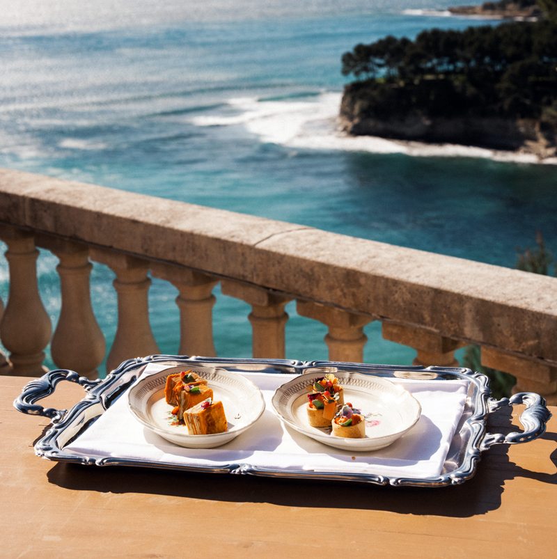 Assiettes de cocktail présentées sur un plateau avec vue sur la Méditerranée lors d’une réception de mariage