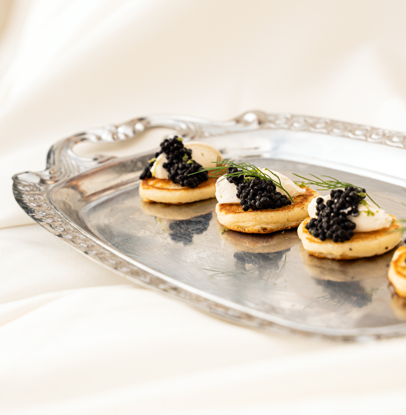 Bouchées au caviar présentées sur un plateau argenté pour un cocktail et buffet de mariage