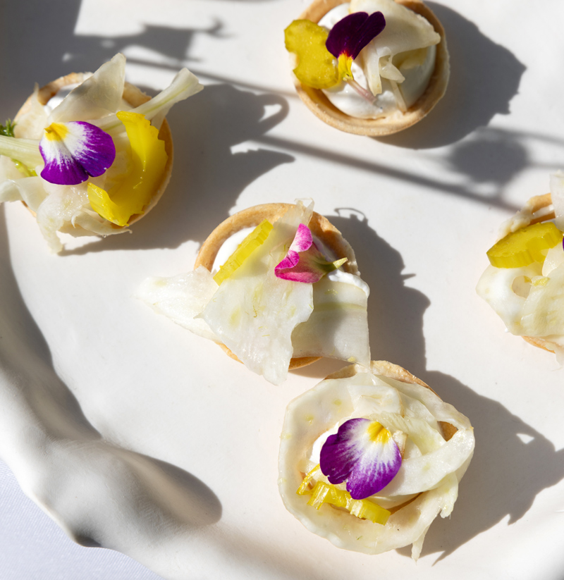Tartelettes végétales décorées de fleurs comestibles pour le cocktail d’un mariage