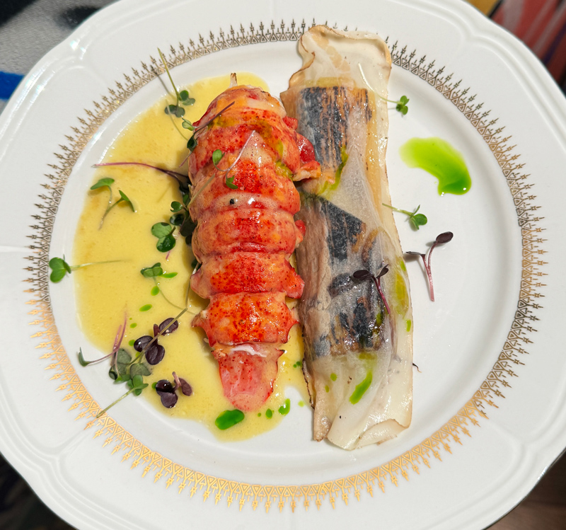 Assiette gastronomique de homard et poisson proposée par La Dame Bleue pour un repas de mariage