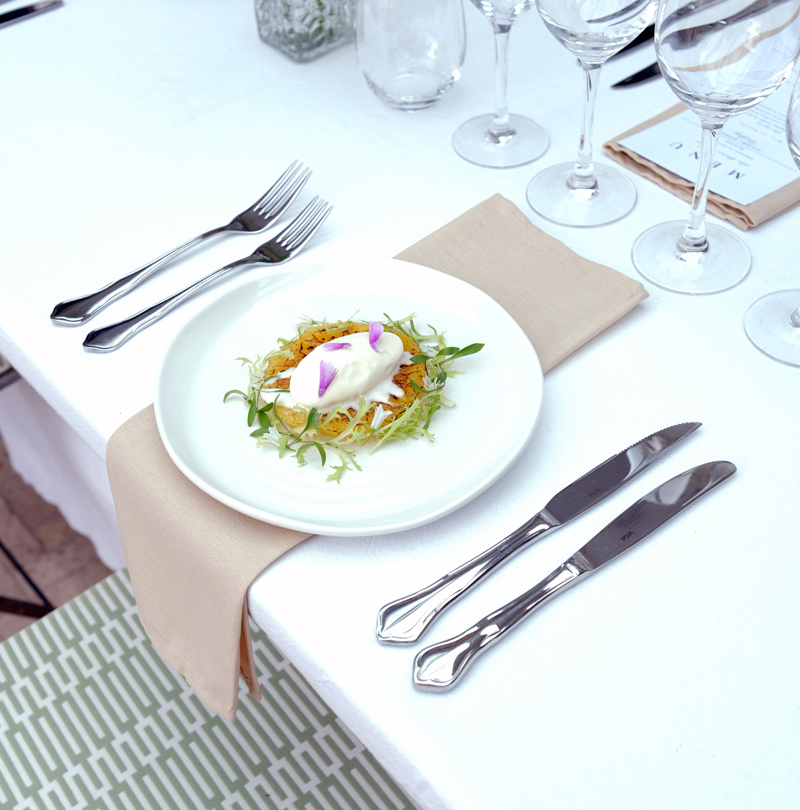 Assiette raffinée dressée à table pour un dîner de mariage avec service à l’assiette