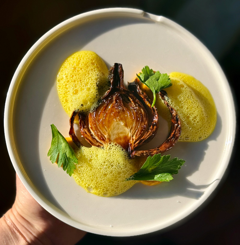 Création végétale autour de l’oignon rôti et d’une sauce légère pour un menu de mariage de saison