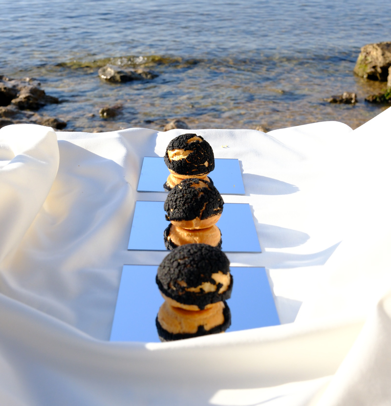 Créations culinaires originales présentées en bord de mer pour un événement de marque imaginé par La Dame Bleue