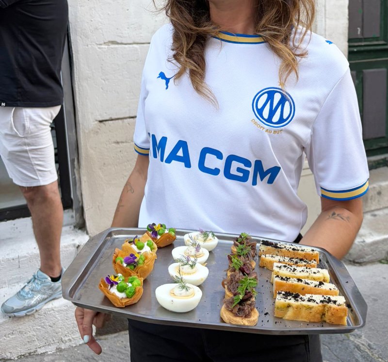 Service de bouchées apéritives sur plateau lors d’un événement professionnel à Marseille