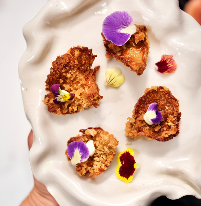 Bouchées croustillantes décorées de fleurs comestibles pour un événement professionnel