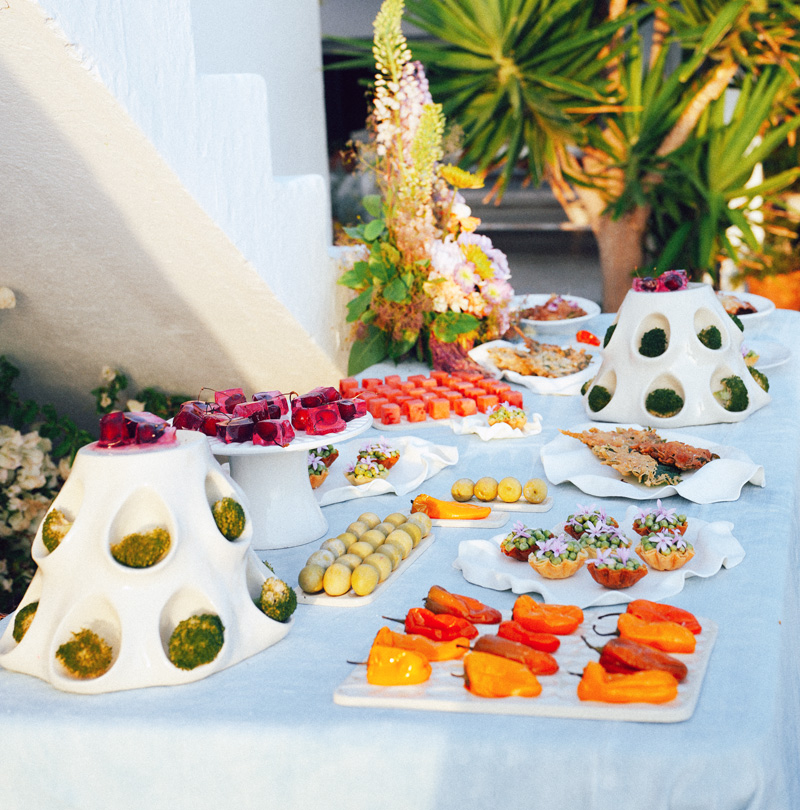 Buffet scénographié avec créations culinaires colorées pour une réception d’entreprise
