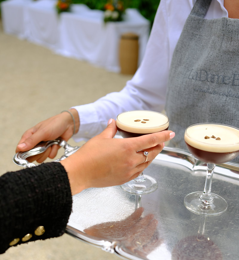 Service de cocktails sur plateau lors d’un événement d’entreprise organisé par La Dame Bleue