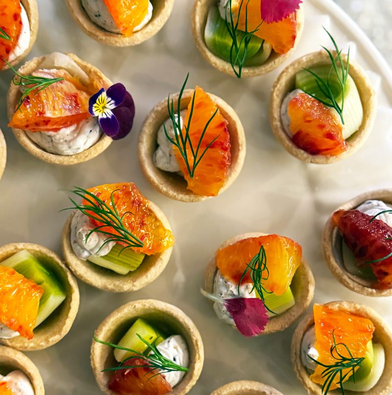 Tartelettes aux agrumes, légumes et herbes fraîches pour un buffet événementiel sur mesure
