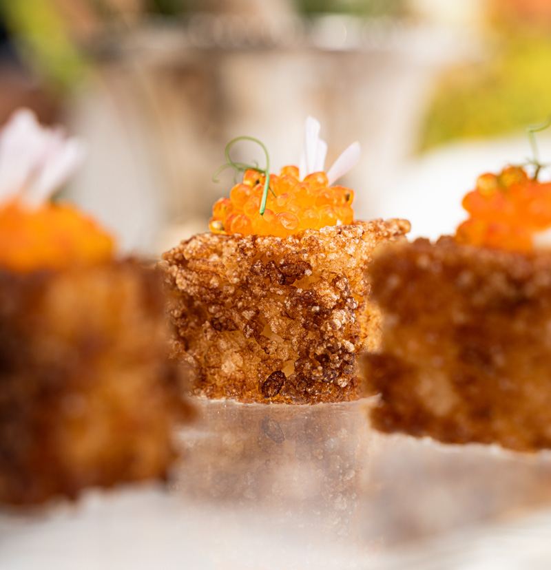 Bouchées croustillantes garnies et œufs de poisson pour un cocktail événementiel haut de gamme