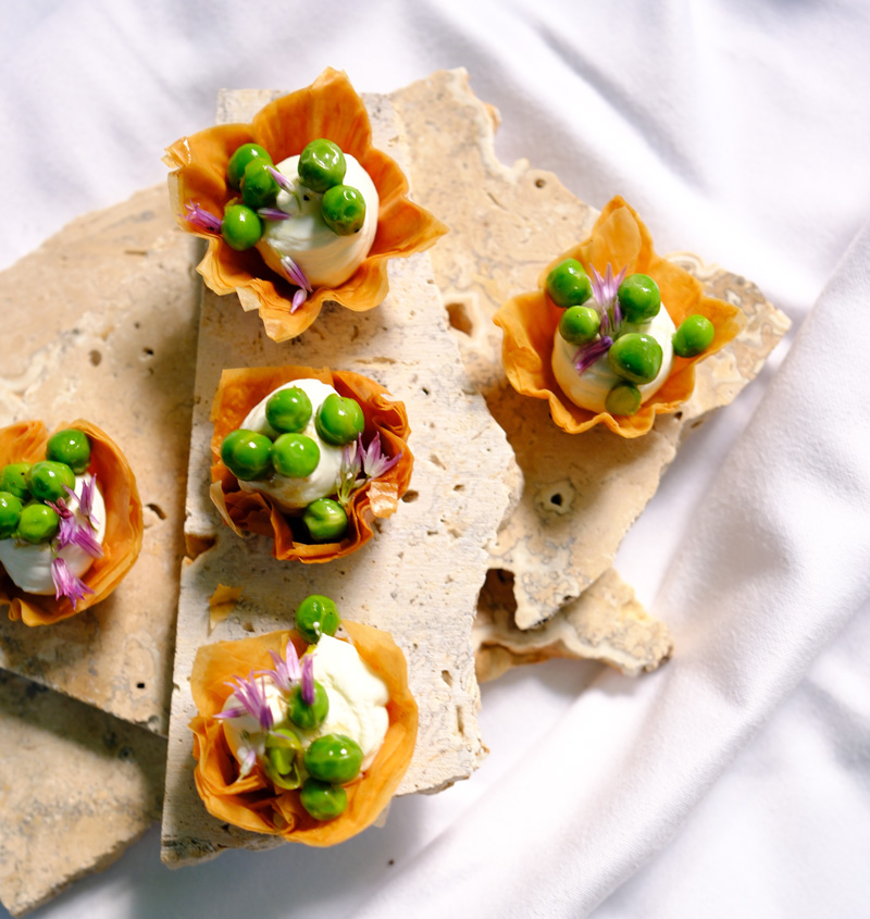 Tartelettes végétales aux petits pois et fleurs comestibles pour une réception professionnelle